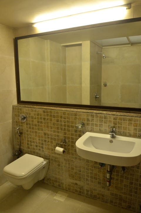 Premium Room (Pool Facing) | Bathroom | Shower, free toiletries, hair dryer, towels