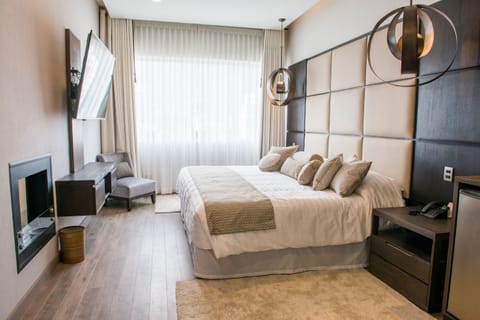 Deluxe Suite | Premium bedding, minibar, in-room safe, desk