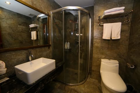 Tatami Double Room  | Bathroom | Shower, eco-friendly toiletries, hair dryer, slippers