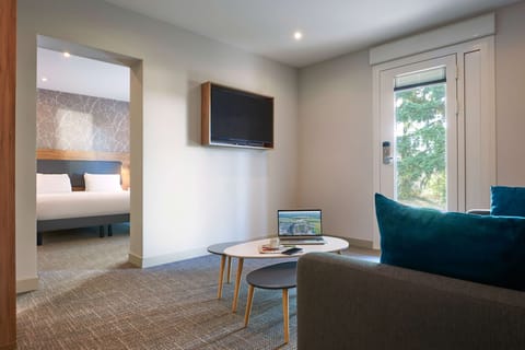 Junior Suite, 1 King Bed | Laptop workspace, soundproofing, free cribs/infant beds, free WiFi