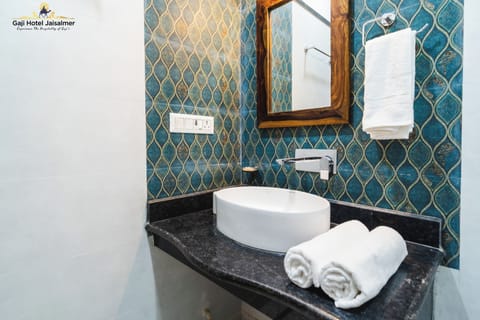 Superior Room | Bathroom | Shower, rainfall showerhead, free toiletries, bathrobes