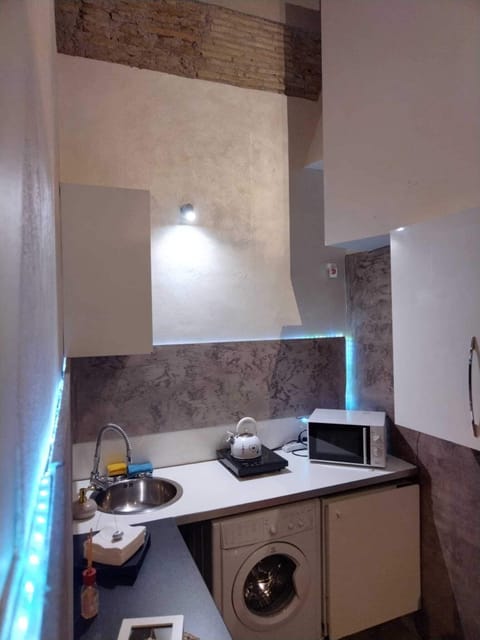 Comfort Apartment, Multiple Beds | Private kitchen | Shared fridge, microwave