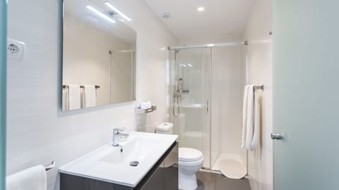 Superior Double Room | Bathroom | Free toiletries, hair dryer, towels