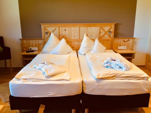 Hypo-allergenic bedding, in-room safe, desk, free WiFi