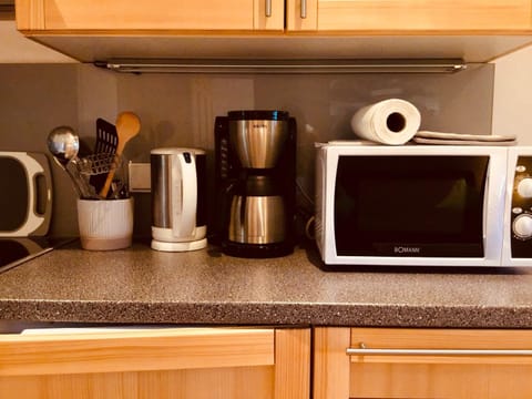 Full-size fridge, microwave, oven, stovetop