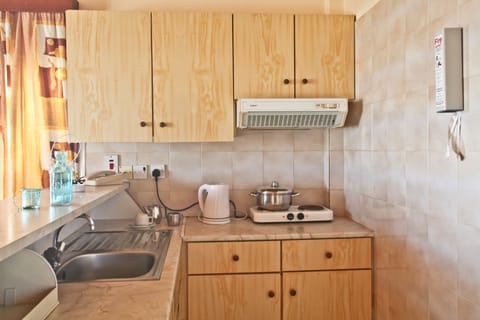 Private kitchenette | Fridge, stovetop, coffee/tea maker, electric kettle