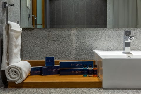 Suite Room | Bathroom | Free toiletries, bidet, towels