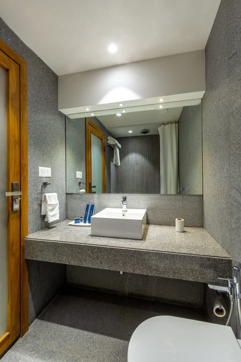 Deluxe Room | Bathroom | Free toiletries, bidet, towels