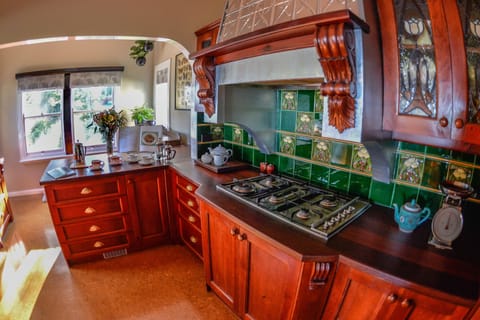 Luxury Cottage, 3 Bedrooms | Private kitchen | Full-size fridge, microwave, oven, stovetop