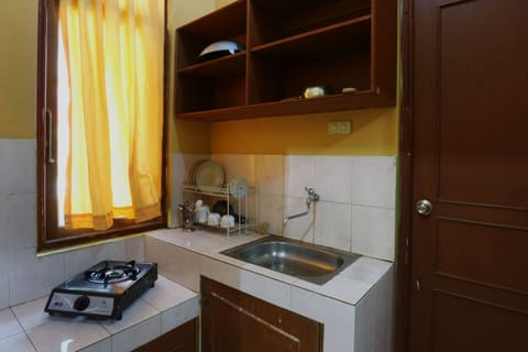 Deluxe Room | Private kitchenette | Coffee/tea maker