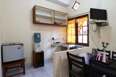 Room, 3 Bedrooms | Private kitchen | Coffee/tea maker