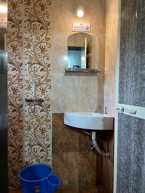 Standard Double Room | Bathroom | Shower, rainfall showerhead, free toiletries