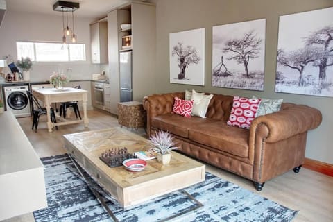 Comfort Apartment, 1 King Bed, Non Smoking | Living area | 32-inch flat-screen TV with cable channels, plasma TV, Netflix