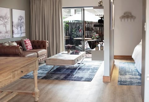 Comfort Apartment, 1 King Bed, Non Smoking | Living area | 32-inch flat-screen TV with cable channels, plasma TV, Netflix