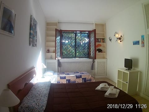 Triple Room | Iron/ironing board, rollaway beds, free WiFi, bed sheets