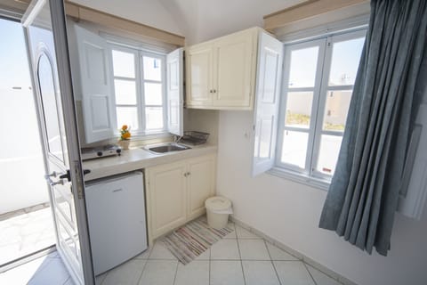 Fridge, oven, electric kettle, cookware/dishes/utensils