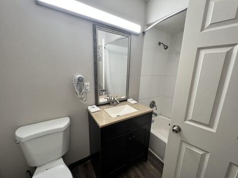 Standard Room, 1 King Bed, Non Smoking, Refrigerator & Microwave | Bathroom | Free toiletries, hair dryer, towels