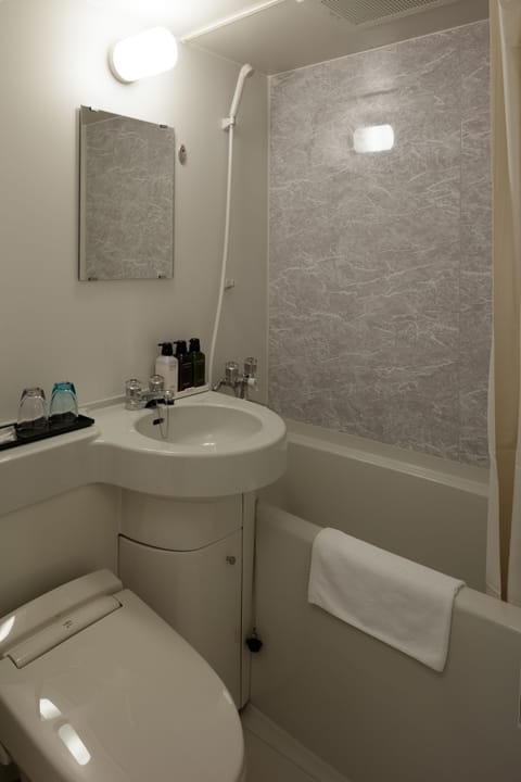 Combined shower/tub, deep soaking tub, free toiletries, hair dryer