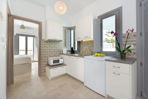 Suite, Private Pool, Sea View | Microwave