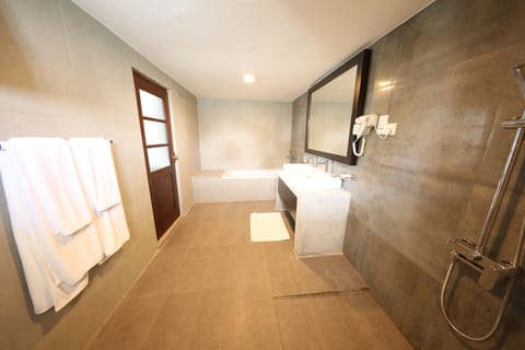 Executive Suite, Sea View | Bathroom | Combined shower/tub, free toiletries, towels