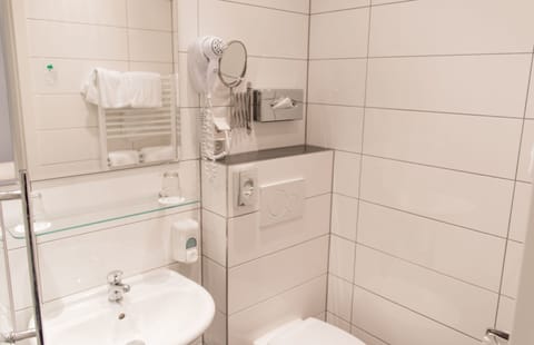 Single Room | Bathroom | Shower, free toiletries, hair dryer, towels