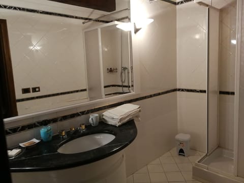 Superior Double or Twin Room, 1 Bedroom | Bathroom | Shower, free toiletries, hair dryer, bidet