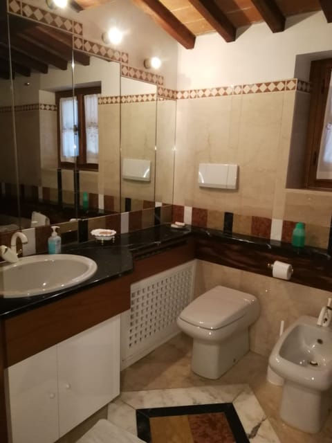 Suite, Garden View | Bathroom | Shower, free toiletries, hair dryer, bidet