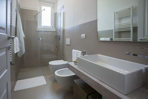 Deluxe Studio, 1 Queen Bed with Sofa bed | Bathroom | Shower, free toiletries, hair dryer, bidet