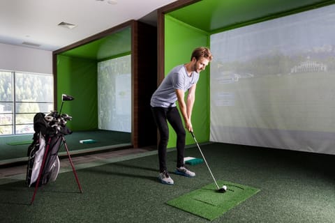 Indoor golf driving range