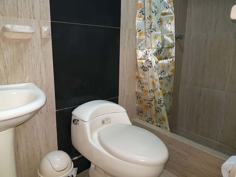 Twin Room | Bathroom | Shower, free toiletries, towels