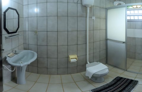 Quarto quádruplo standard | Bathroom | Shower, free toiletries, hair dryer, towels