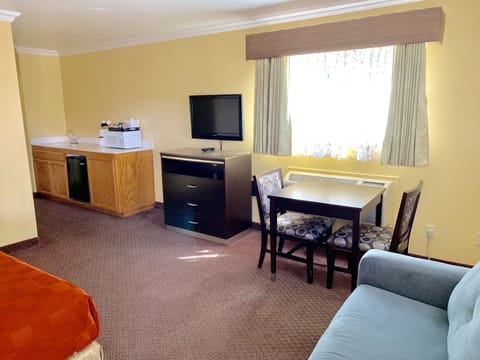 Deluxe Suite, 2 Bedrooms | In-room safe, desk, blackout drapes, iron/ironing board