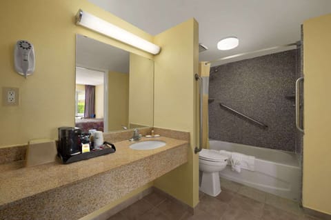 Combined shower/tub, hair dryer, towels