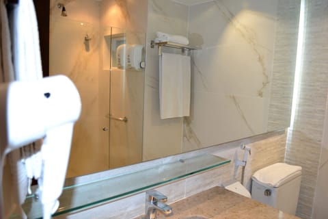 Apartamento Luxo  | Bathroom | Shower, rainfall showerhead, free toiletries, hair dryer