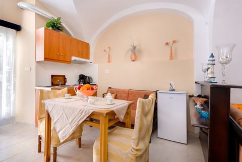 Comfort Studio Suite, Multiple Beds, Kitchenette, City View | Private kitchenette | Fridge, stovetop, coffee/tea maker, electric kettle