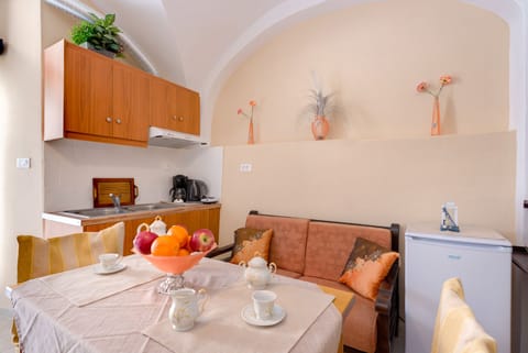 Comfort Studio Suite, Multiple Beds, Kitchenette, City View | Private kitchen | Fridge, stovetop, coffee/tea maker, electric kettle