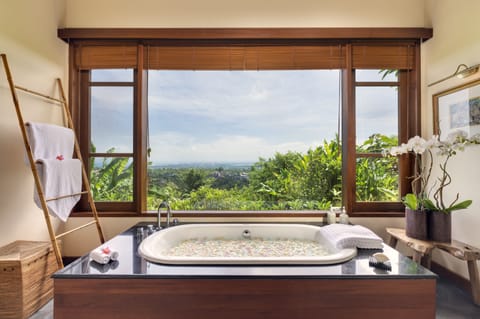 Suite | Bathroom | Combined shower/tub, deep soaking tub, rainfall showerhead