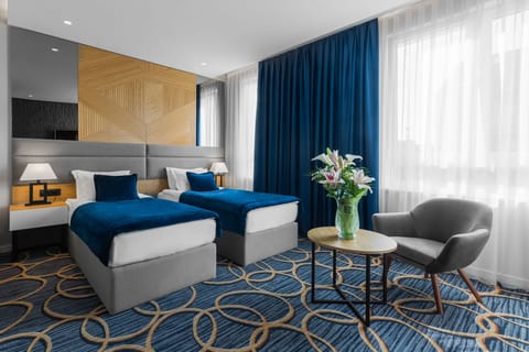 Standard Twin Room with Free Parking | Hypo-allergenic bedding, minibar, in-room safe, desk