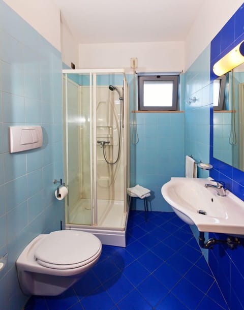 Double or Twin Room | Bathroom | Shower, free toiletries, hair dryer, bidet