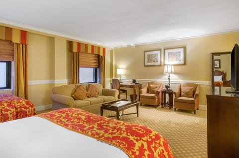 Executive Room, 1 King Bed | Premium bedding, in-room safe, desk, blackout drapes