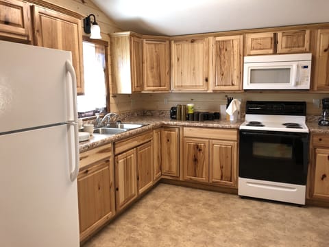 Deluxe Cabin, Multiple Beds | Private kitchen | Microwave