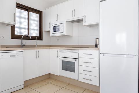 Apartment, 2 Bedrooms | Private kitchen | Fridge, microwave, oven, coffee/tea maker