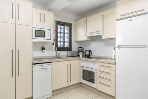 Studio (Apartment) | Private kitchen | Fridge, microwave, oven, coffee/tea maker