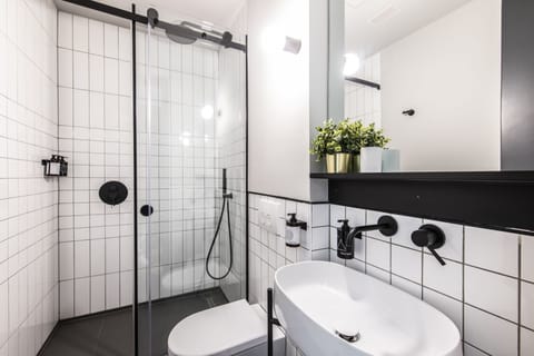 Standard Room | Bathroom | Shower, rainfall showerhead, eco-friendly toiletries, hair dryer