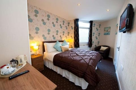 Double Room | Desk, iron/ironing board, free WiFi, bed sheets