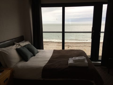 Double Room, Sea View | Desk, iron/ironing board, free WiFi, bed sheets