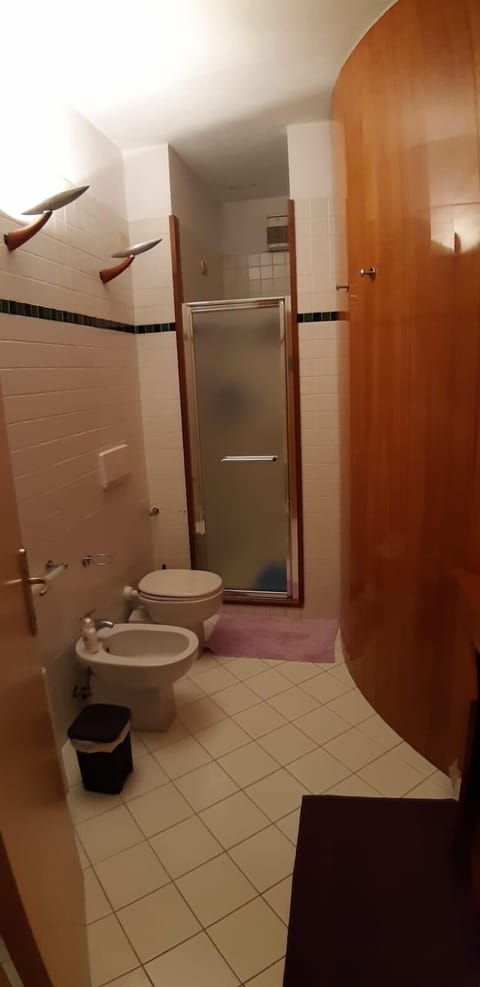 Family Room, Private Bathroom (external Camino) | Bathroom | Free toiletries, bidet, towels, toilet paper