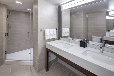 Room, 1 King Bed | Bathroom | Combined shower/tub, free toiletries, hair dryer, towels