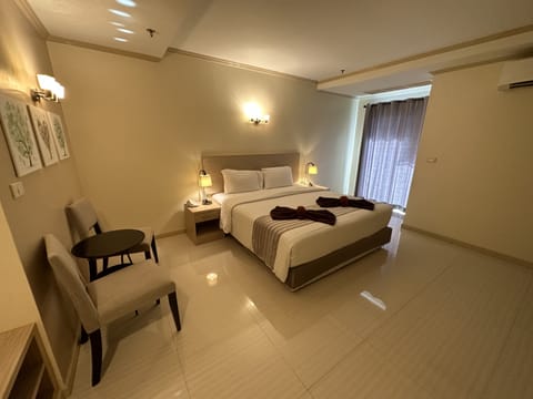 Premier Double Room, Bathtub, Mountain View | Desk, free WiFi, bed sheets