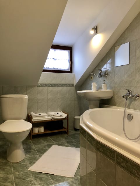 Deluxe Double Room | Bathroom | Combined shower/tub, free toiletries, hair dryer, towels